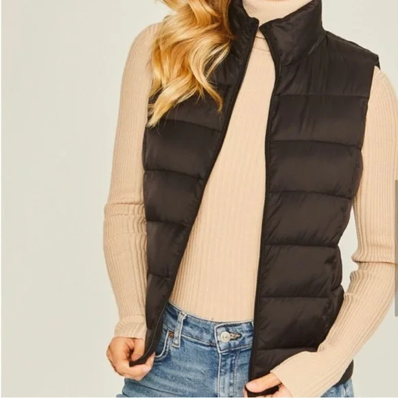 LAST ONE: Beautiful women’s lightweight puffer vest convertible carrying case - Picture 4 of 6